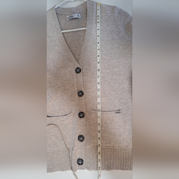 Hollister Women’s Beige Oatmeal XS V Neck Fitted Cardigan with Large Buttons - Picture 5 of 6